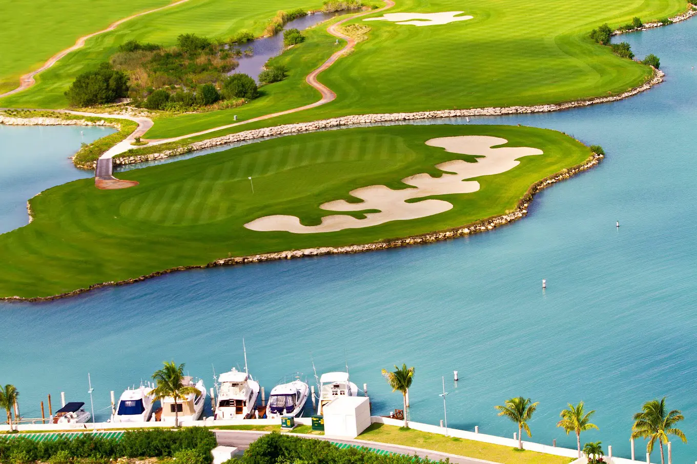 Campo de golf Puerto Cancún junto al mar