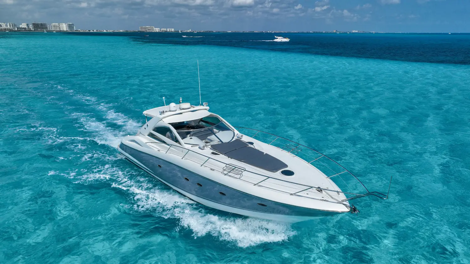 Yate Joia navegando en Cancún